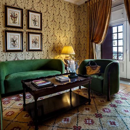 Pousada Mosteiro De Guimarães Dış mekan fotoğraf A suite at the Hotel de Crillon