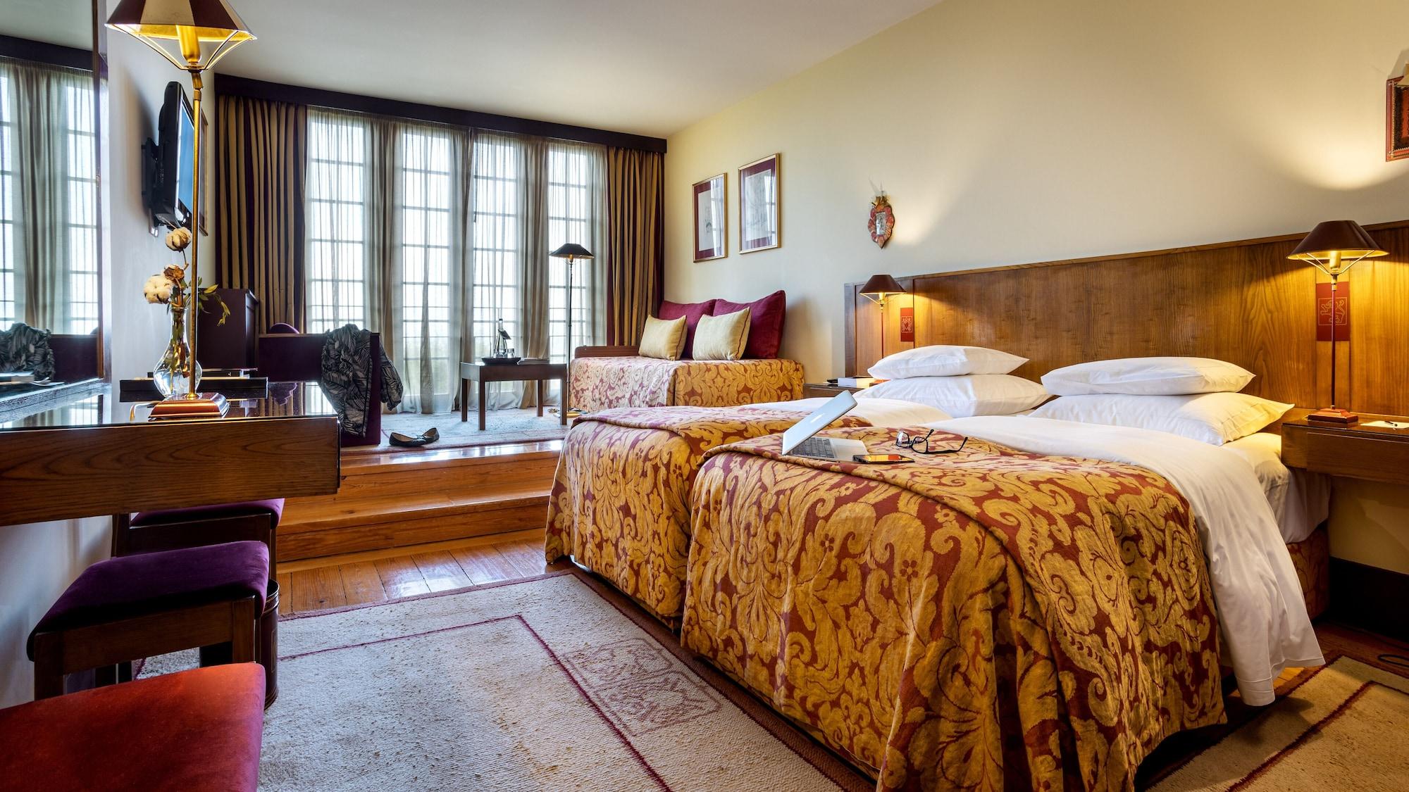 Pousada Mosteiro De Guimarães Dış mekan fotoğraf A room at the hotel