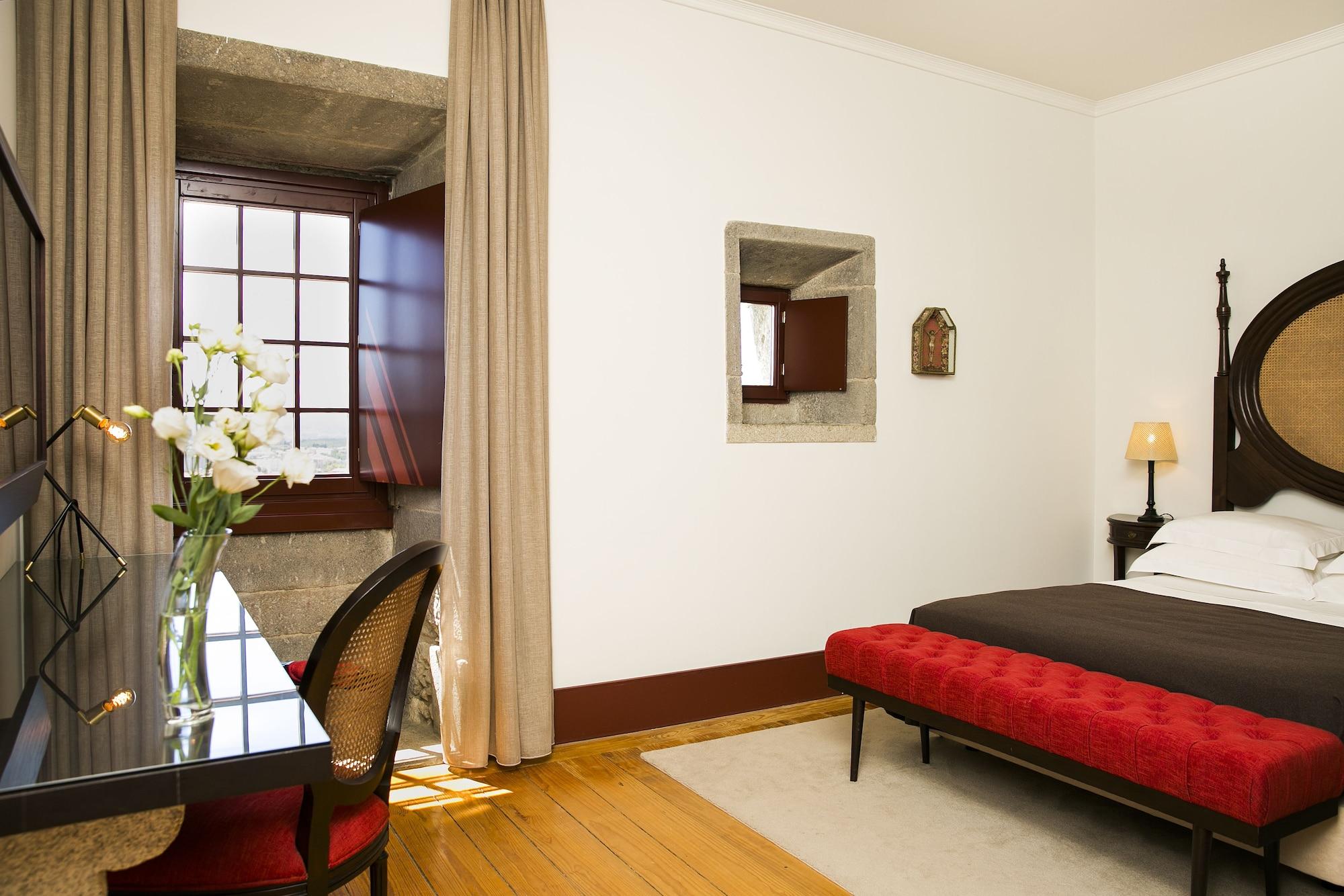 Pousada Mosteiro De Guimarães Dış mekan fotoğraf A room at the Hotel do Porto