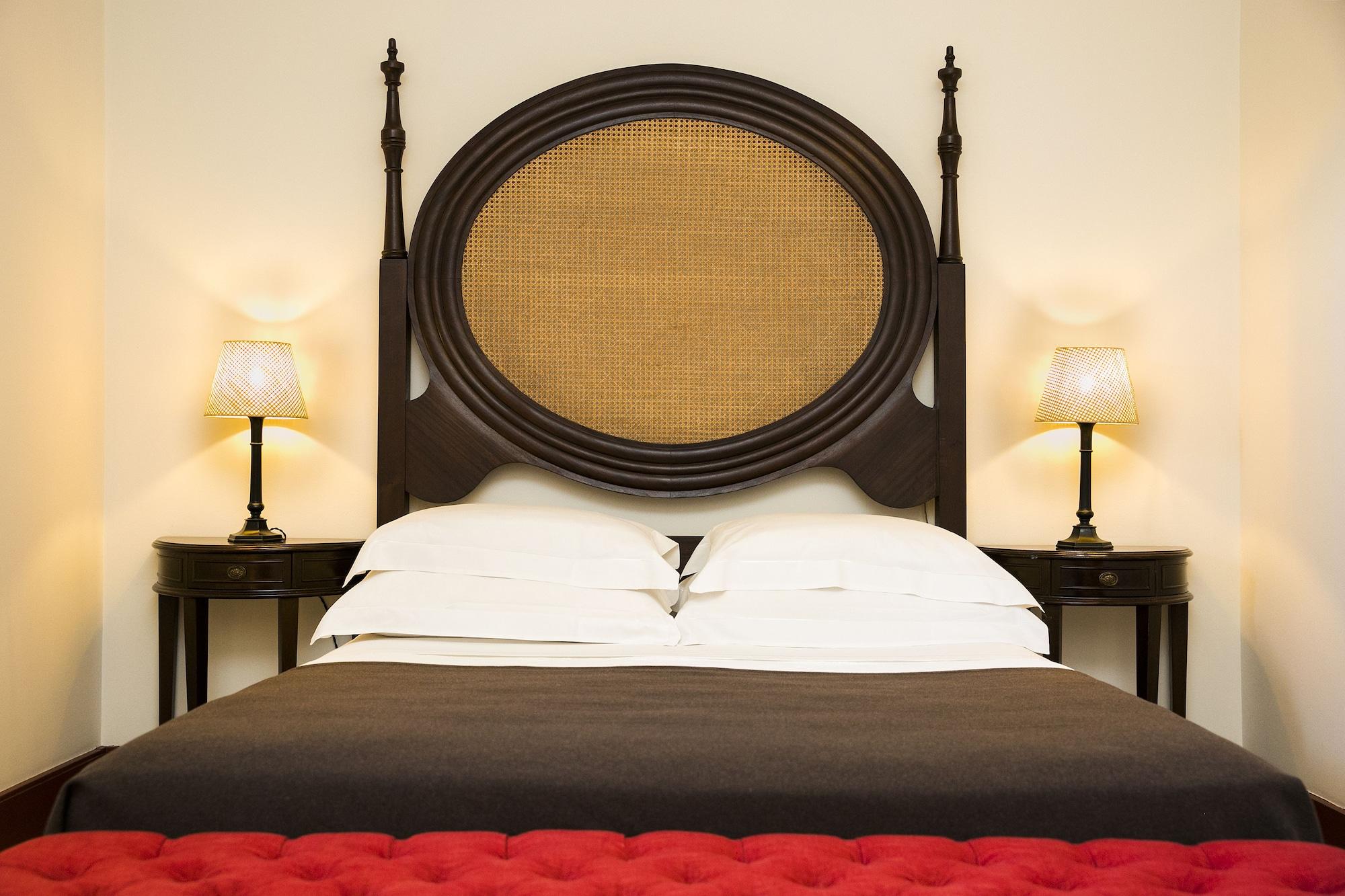 Pousada Mosteiro De Guimarães Dış mekan fotoğraf A bed with a headboard