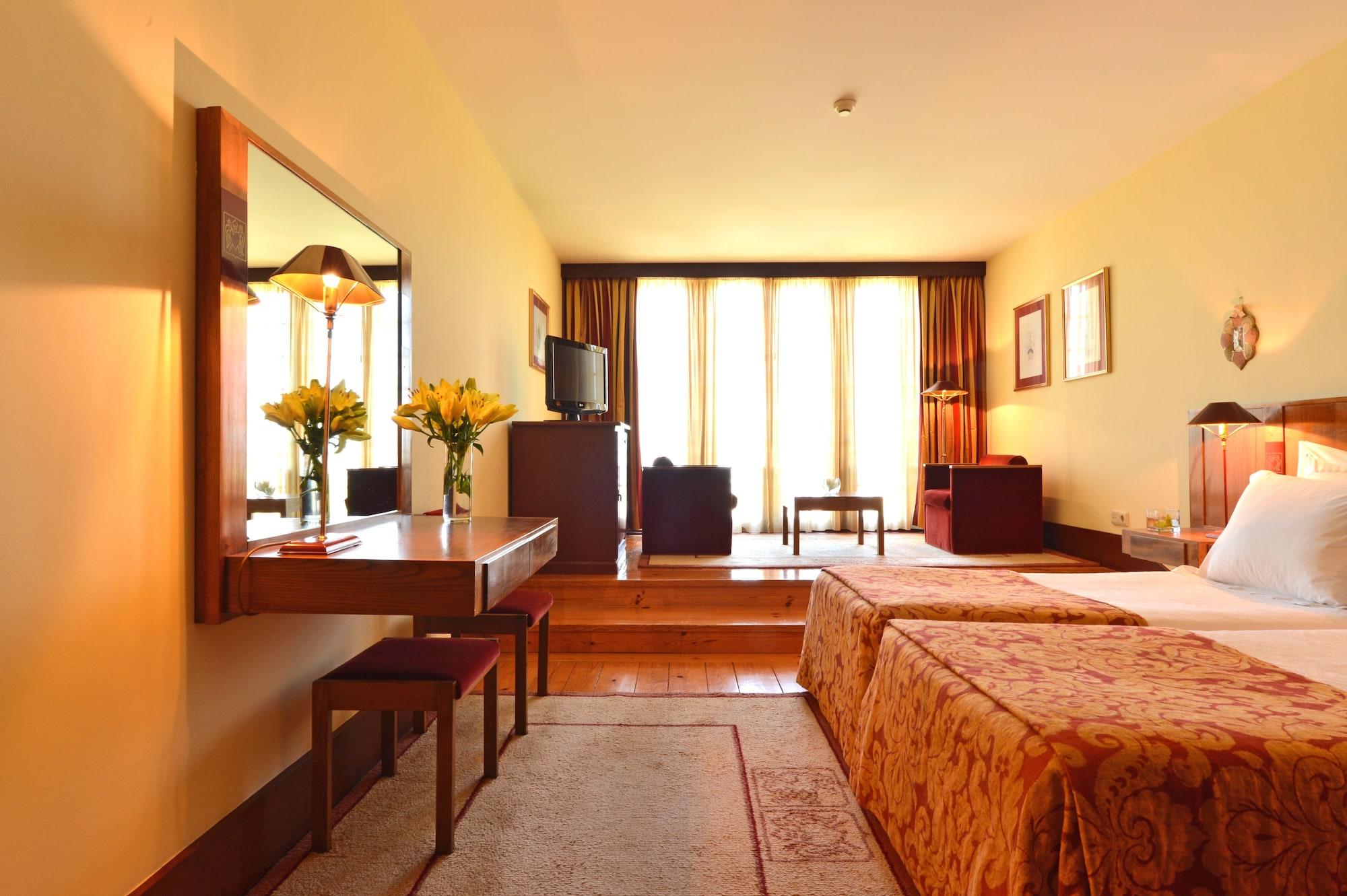 Pousada Mosteiro De Guimarães Dış mekan fotoğraf A room at the hotel