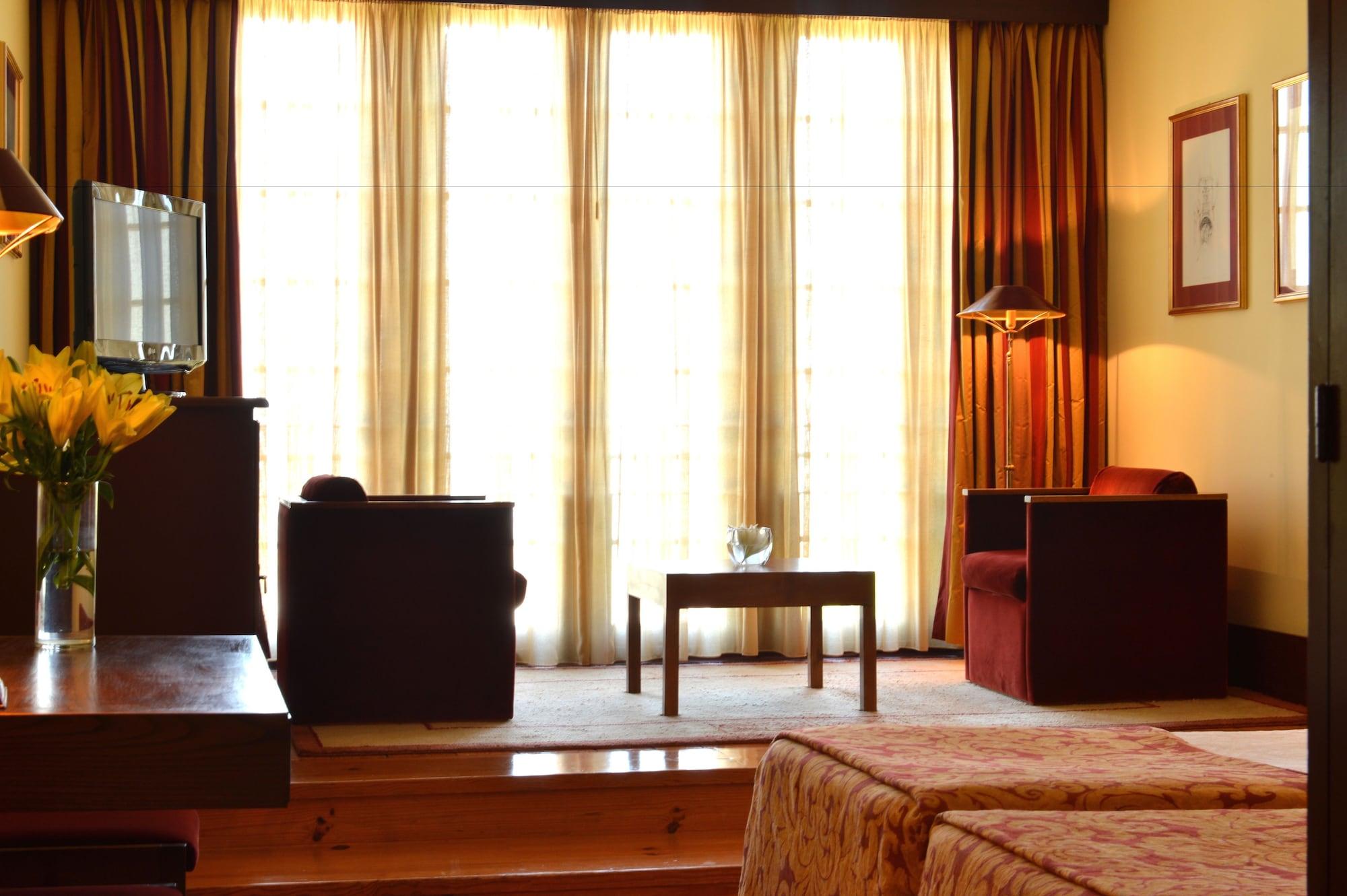 Pousada Mosteiro De Guimarães Dış mekan fotoğraf A room at the hotel