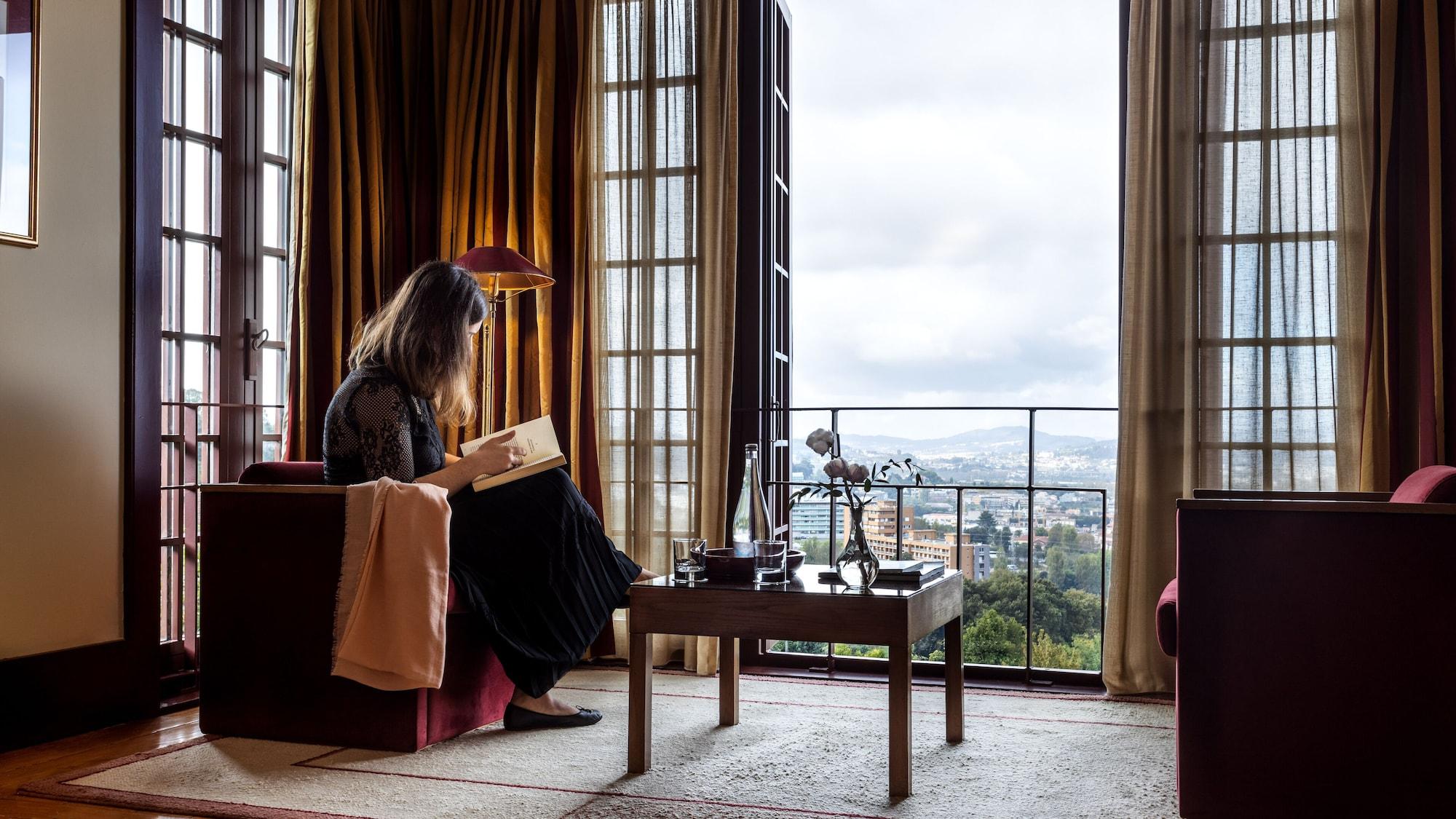 Pousada Mosteiro De Guimarães Dış mekan fotoğraf A woman reading in a room