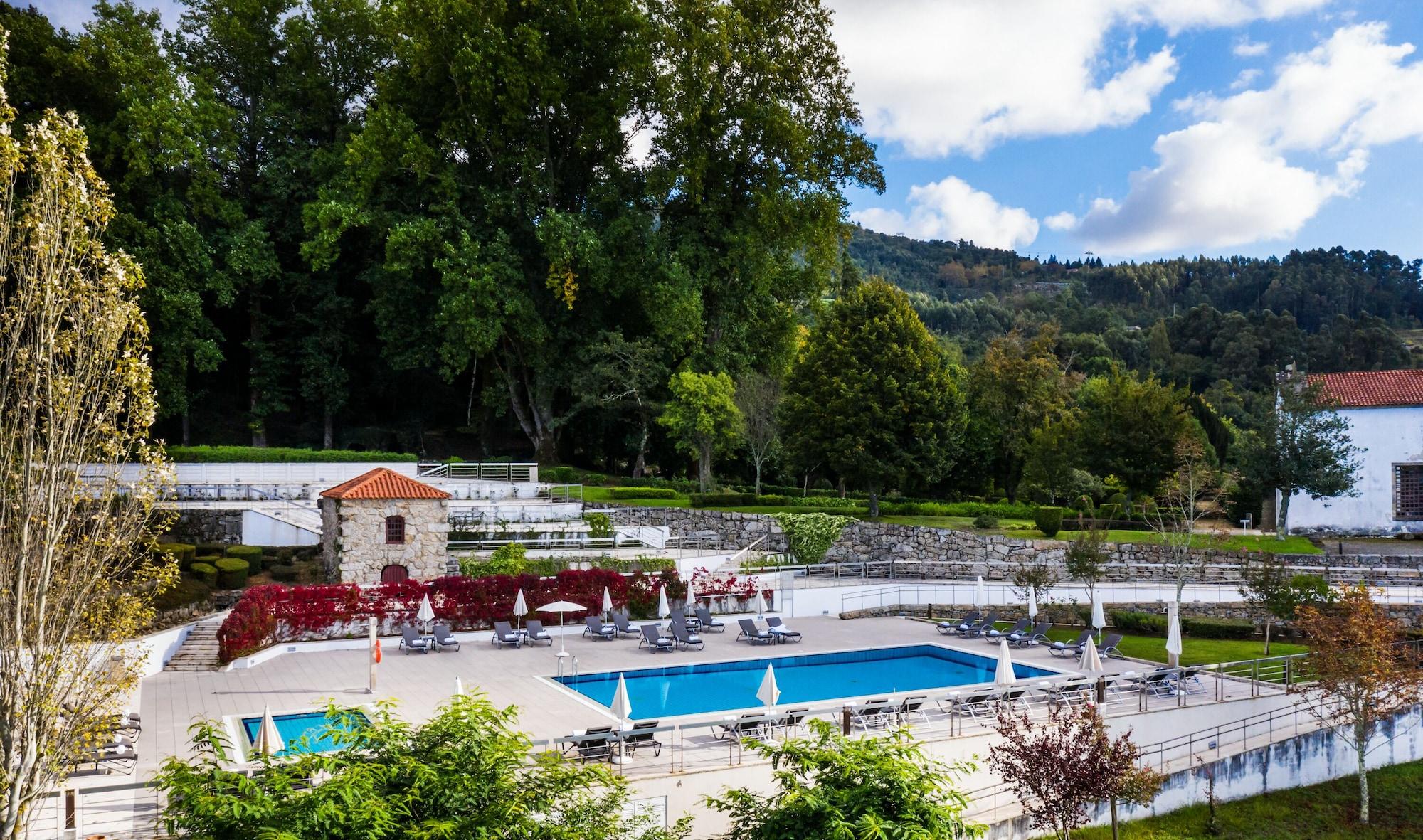 Pousada Mosteiro De Guimarães Dış mekan fotoğraf The swimming pool at the Pousada de Óbidos