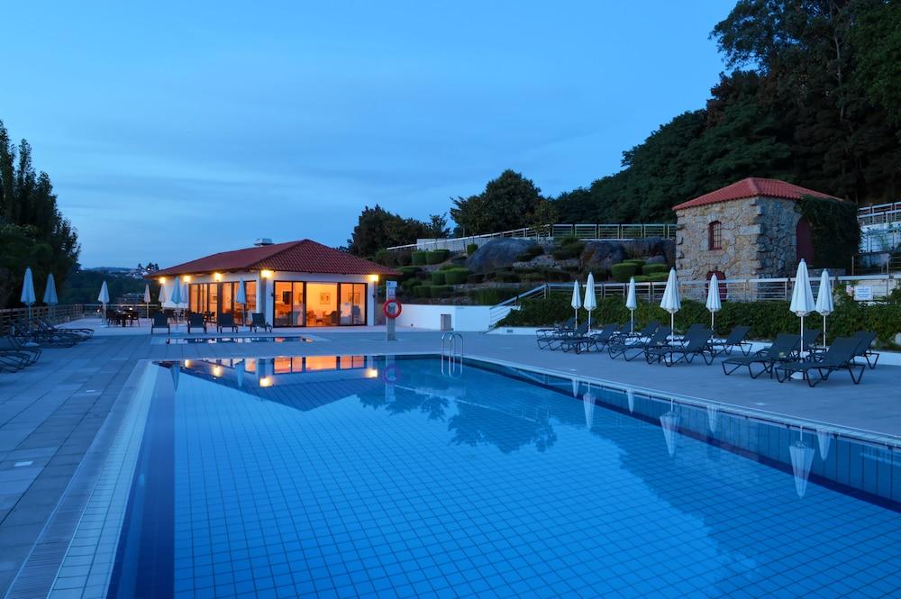 Pousada Mosteiro De Guimarães Dış mekan fotoğraf The swimming pool at the hotel