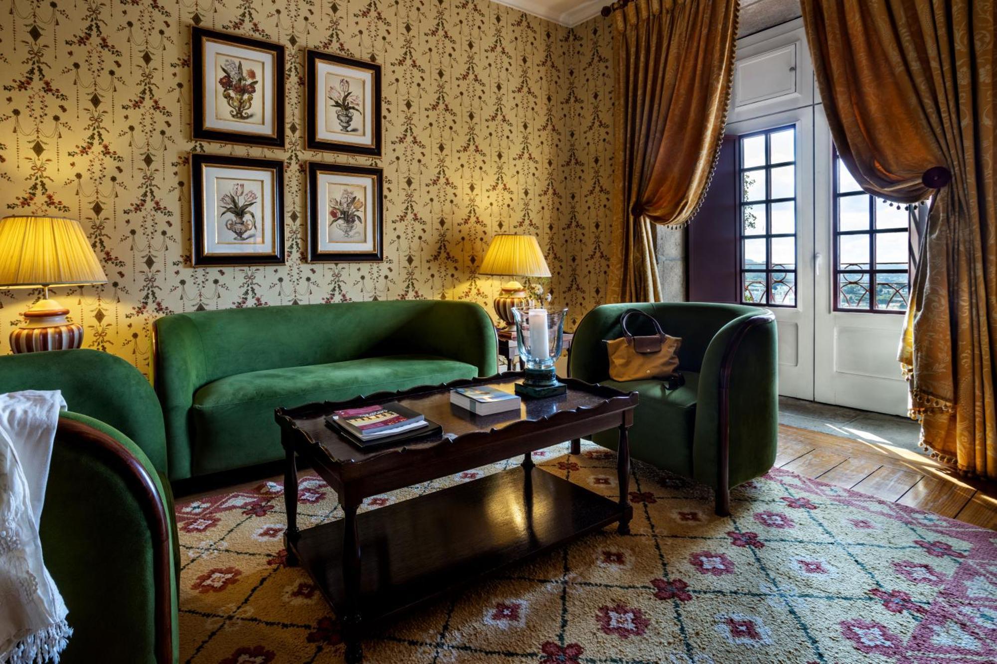 Pousada Mosteiro De Guimarães Dış mekan fotoğraf A suite at the Hotel de Crillon