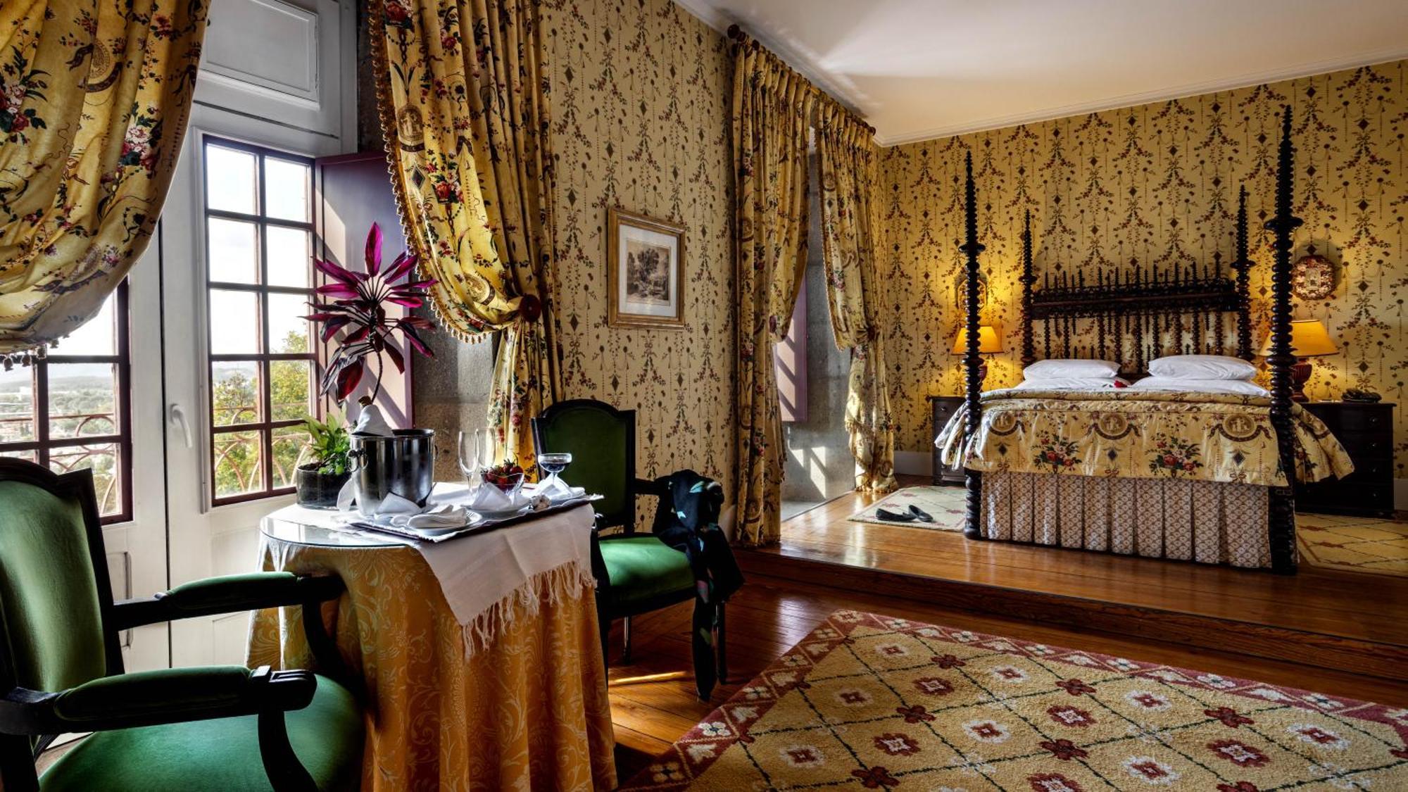 Pousada Mosteiro De Guimarães Dış mekan fotoğraf A room at the Hotel