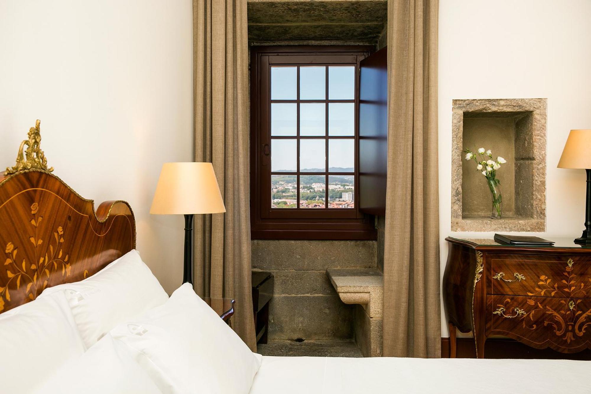 Pousada Mosteiro De Guimarães Dış mekan fotoğraf A room at the Hotel