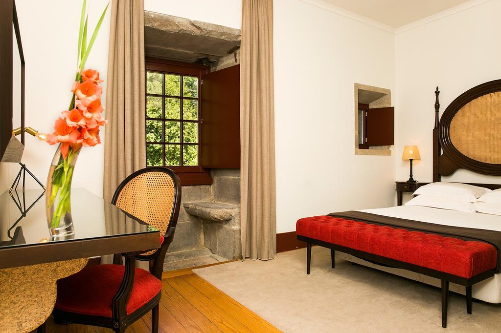 Pousada Mosteiro De Guimarães Dış mekan fotoğraf A room at the hotel