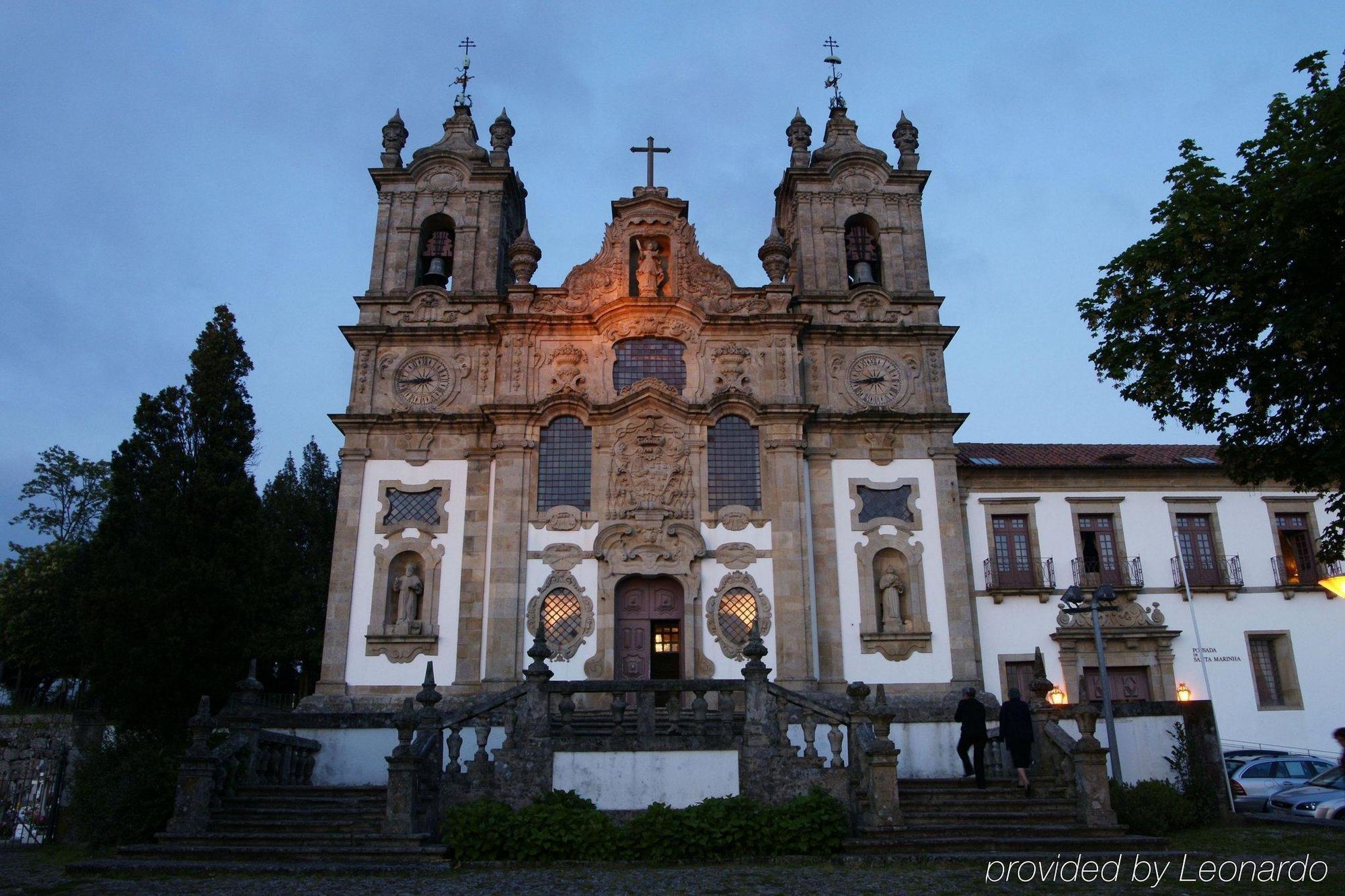 Pousada Mosteiro De Guimarães Dış mekan fotoğraf The front facade of the church of the Pousada de Lindoso