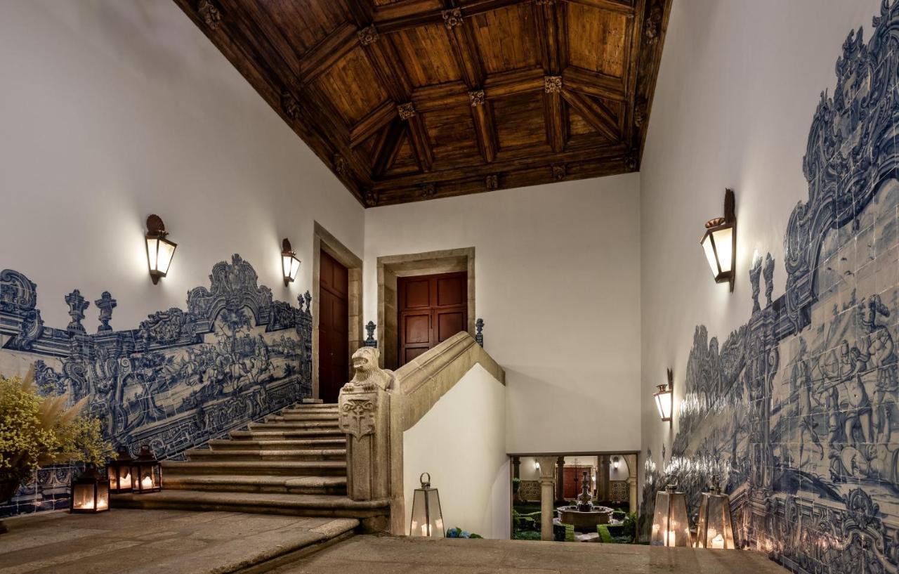 Pousada Mosteiro De Guimarães Dış mekan fotoğraf The entrance to the palace, with the azulejo panels