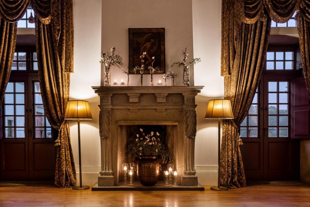 Pousada Mosteiro De Guimarães Dış mekan fotoğraf The fireplace in the ballroom