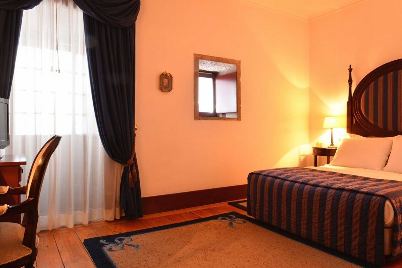 Pousada Mosteiro De Guimarães Dış mekan fotoğraf A room at the hotel